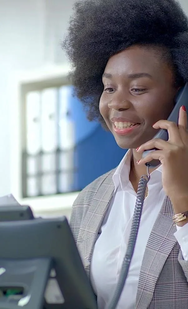 Collaboratrice répondant au téléphone à l’accueil